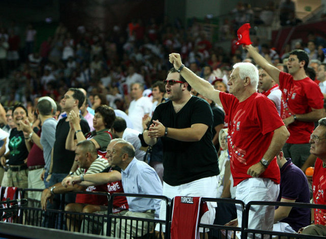 ÜLENT KARPAT: "Yeme bizi Koeman, senin ordan atmışlığın yok! Hakem düdüğü çaldı, Koeman topa doğru geliyoor, Koeman vurduuuu veee...  (Bir süre sessizlik) Çok şanssız biran sayın seyirciler, malesef top ağlarımızda..." (Galatasaray - Barcelona maçı)