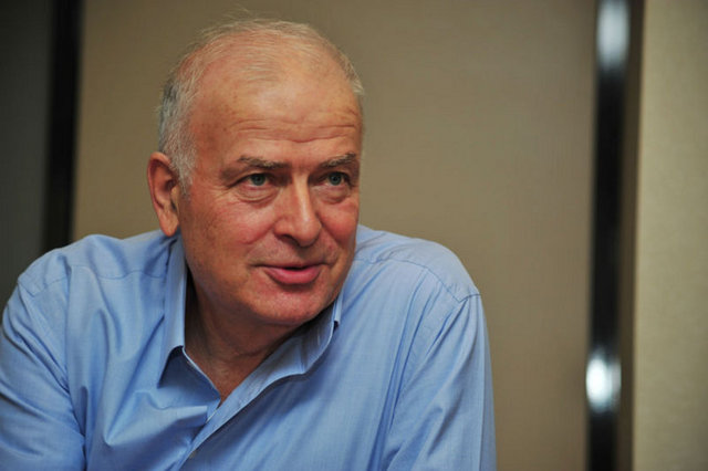 ŞANSAL BÜYÜKA:  "Hocam sıcak giriyor"  (Yeni yaptırdığı dişlerinden ağzını kapayamayan Erman Toroğlun'a)