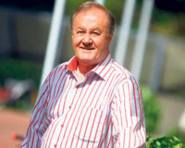 ORHAN AYHAN: "Vee penaltı sayın dinleyiciler. Kim atıyor göremiyorum, sanırım Ünal. Yo yok! Hami geldi topun başına, aaa Ünal mı? Bi saniye, haa bu arada gol oldu. Evet Hami atmış."