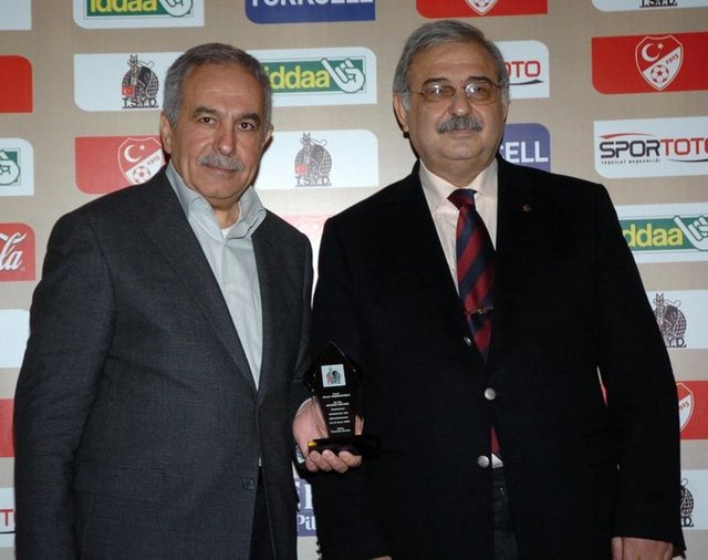 DEVRİM SAĞIROĞLU:  "Bu adamları transfer edenlere soruyorum: Şu Bescasnih sahada ne iş yapıyor? Bunları göndersinler. Zaten adamın ismini söylemek de zor!"