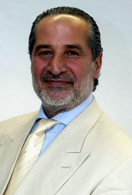 Gökmen Özdenak:  Q7'nin çengelini kaldır... Oldu sana... O7 James Bond?