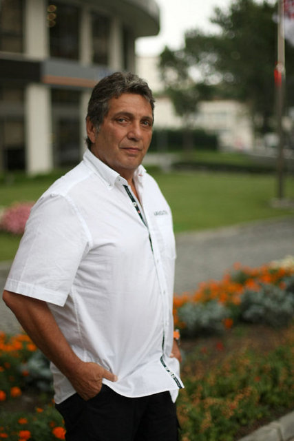 ÜMİT AKTAN:  "Fenerbahçe - Beşiktaş maçında top yan hakeme çarpar ve bayrağın sapı kırılır: Hakemin bayrağı sakatlandı sevgili sporseverler."