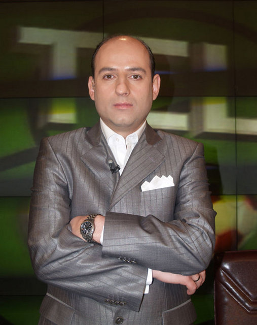 SERHAT ULUEREN Ziya Şengül: Benim yorumuma göre, goldü o. Adnan Aybaba: Kitapta kural var, kitaba göre faul. Z.Ş.: Ben o kitaba da inanmıyorum. A.A.: Olur mu abi? O zaman Ziya Abi'nin kuralı olur. Z.Ş.: Ben bu kuralı kabul etmiyorum. Kimmiş bu aksiyon alanını belirleyen? A.A.: FIFA belirliyor. Z.Ş.: FIFA'yı da tanımıyorum. Ben bu kurala karşıyım, böyle bir kuralı kabul etmiyorum. Serhat Ulueren: Ben de ofsayta karşıyım o zaman!.. (Telegol)