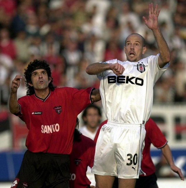 SHOW RADYO SPİKERİ:  "Zago'nun kel kafasından kayan top hız kazanıyor..."   (Gençlerbirliği-Beşiktaş maçını anlatıyor)