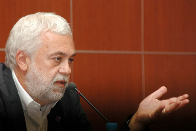 Ömer Üründül: Vay, vay vay vay vay...  Spiker Yalçin Çetin: Hemde ne vay ! (BJK-Gençler maçından)