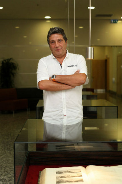 ÜMİT AKTAN:  "Amokachi mal varlığını içine soktu"  (Kocaeli-Beşiktaş maçında Amokachi altın zincirini formasının içine sokunca...)