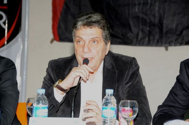 ÜMİT AKTAN:  "Bu dünyadaki en yalnız insanlar hakemlerdir sevgili seyirciler, bu dünyanın her yerinde böyledir."  (Yanlış karar veren hakemi seyirciler protesto eder)