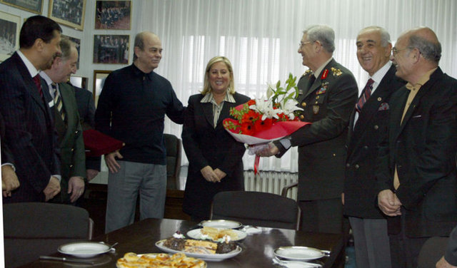 Güntekin Onay: Sağdan Perez bindiriyor...  Turgay Şeren: Güntekin, bu Barnebou Stadı kaç bin kişilikti? Güntekin Onay: 150 bin. Turgay Şeren: Vay anasını...