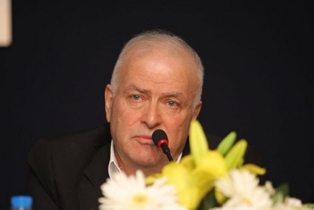 Erman Toroğlu: Şimdi hocam yan hakem napıyo, Tommiks falan mı okuyor?  Şansal Büyüka: Aman hocam ya, ben de okuyorum!