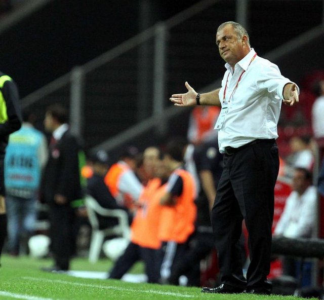 FATİH TERİM: "Şu anda bas bas bağıran bir Sabri var, çok fena basmışlar, inşallah önemli bir şeyi yoktur..."  (Olympiakos maçı sonrasında)