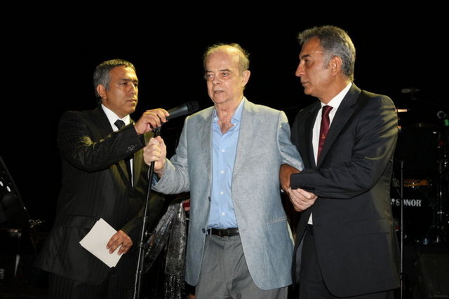 TURGAY ŞEREN Sunucu: Ama Elvan Abeylegesse de Türk oldu, bakın ülkemiz adına koşuyor...  Turgay Şeren: Aaa, o Elvan çekirge gibi bişey zaten... Eli kolu yok gibi, çekirgenin biraz büyüğü... (Marco Aurelio'nun Milli Takıma alınmasının tartışıldığı sırada)