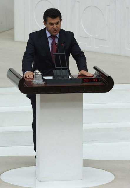 BDP Mardin Milletvekili Erol Dora, özgeçmişinde iyi düzeyde Süryanice, orta düzeyde İngilizce, Ermenice ve Kürtçe bildiğini beyan etti.