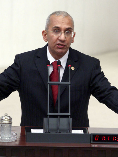 MHP Antalya Milletvekili Yusuf Ziya İrbeç çok iyi derecede Fransızca, Almanca, İngilizce, İtalyanca ve Arapça, iyi derecede Rusça ve orta derecede İspanyolca biliyor.