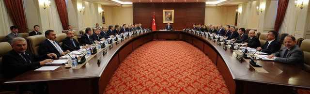 Bakanların çoğu İngilizce, bazıları ise İngilizcenin yanı sıra Arapça ve Fransızca biliyor.