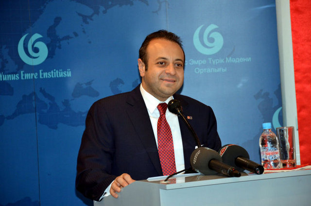 Avrupa Birliği Bakanı ve Başmüzakereci Egemen Bağış çok iyi düzeyde İngilizce ve orta düzeyde Fransızca konuşabiliyor.