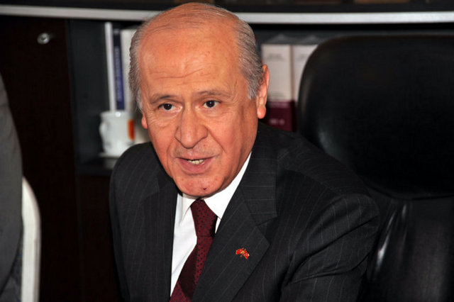 MHP Genel Başkanı Devlet Bahçeli iyi düzeyde İngilizce biliyor.