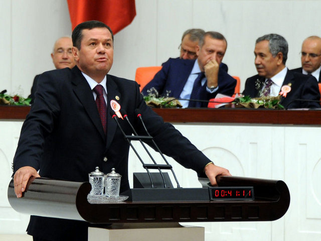 Meclis'in en çok yabancı dil bilen üyesi, AK Parti Ankara Milletvekili Seyit Sertçelik. Sertçelik, çok iyi düzeyde İngilizce ve Rusça, Azeri, Özbek ve Tatar Türkçesi, iyi düzeyde Ermenice, Bulgarca, Makedonca, orta düzeyde Sırpça ve Ukraynaca biliyor.