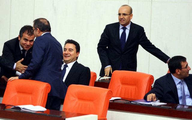 Başbakan Yardımcısı Ali Babacan, Maliye Bakanı Mehmet Şimşek, Kalkınma Bakanı Cevdet Yılmaz ve Milli Savunma Bakanı İsmet Yılmaz İngilizceyi çok iyi düzeyde konuşabiliyor.