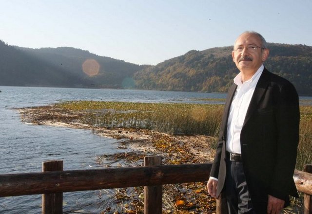 CHP Genel Başkanı Kemal Kılıçdaroğlu orta düzeyde Fransızca biliyor.