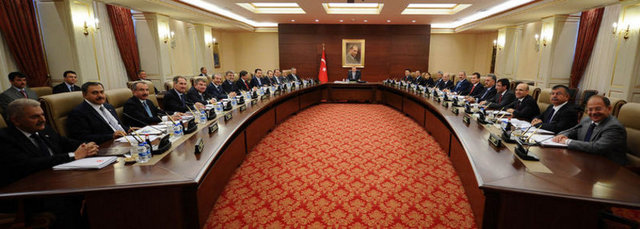 Başbakan Yardımcısı Bülent Arınç, Adalet Bakanı Sadullah Ergin, Aile ve Sosyal Politikalar Bakanı Fatma Şahin, Ekonomi Bakanı Zafer Çağlayan, Enerji ve Tabii Kaynaklar Bakanı Taner Yıldız, Kültür ve Turizm Bakanı Ertuğrul Günay, Milli Eğitim Bakanı Ömer Dinçer ile Orman ve Su İşleri Bakanı Veysel Eroğlu'nun İngilizceleri iyi düzeyde.