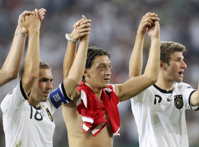 firatgunayer fırat günayer - Türkiye-Almanya maçı öncesi Mesut Özil'i protesto edelim diyen güruh nerede.Aaa pardon Onlar şu anda Mesut'u alkışlıyor..Cehalet zor iş.. -  -