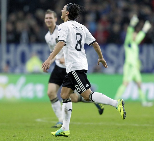 ahmeterdogmus Ahmet Erdoğmuş - Mesut Ozil'e hic bi zaman sovmedim ama tekrar tekrar ovuyorum harbi adamsin Mesut -