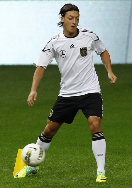 guner_dmrk güner dumruk - Mesut ozil milli takimimizda oynasa bu kadar katki yapamazdi adam bi gol bi asist yapti daha napsin. -