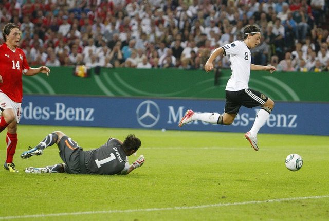 keremsefa kerem - sefa gökbuget - inanılmaz bir şey yahu. üç gün önce "mesut özil adam değil" diyenler şimdi "işte gerçek türk" diye tweet atıyor. gerçekten inanılmaz. -