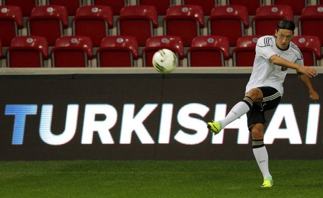 sanilasdarci Sabri Anıl ASDARCI - mesut özil'e kanım ısındı sonunda :) -