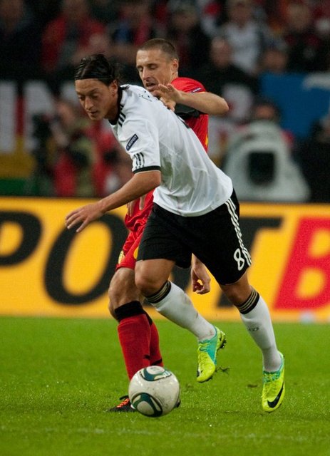 Almanya-Belçika maçını seyrediyorum. Almanlar resmen gerçek oyunlarını oynamıyor sadece biri dışında. Mesut Özil... -