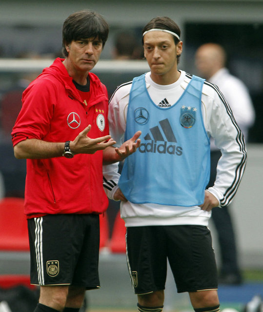 Sertac6K Sertaç Külcüoğlu - Hangi mili takım için oynuyor şimdi Mesut Özil ? -