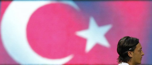 _burak1907 burak.1907 - Vatan hainiydi şimdi ise Kahraman oldu onun adı Mesut Ozil... -