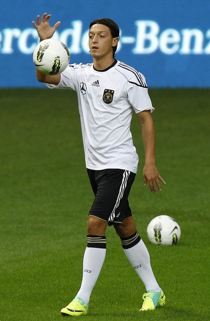 CemEren7 CemEren - Çakma vatanseverler Türkiye'yi seçmedi diye günlerce vatan hainliğiyle suçladıkları Mesut Özil'i şuan yere göğe sığdıramıyorlar ilginç. -