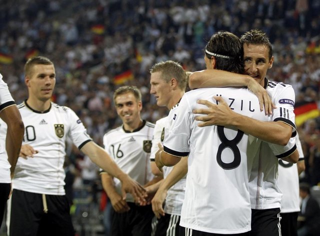 BerkerGultepe Berker Gültepe - Siz o kadar küfür edin, ırkçılık yapın adam geçen maçta oynamadı şimdide golünü attı üstüne bide asist yaptı helal olsun Mesut Özil. -