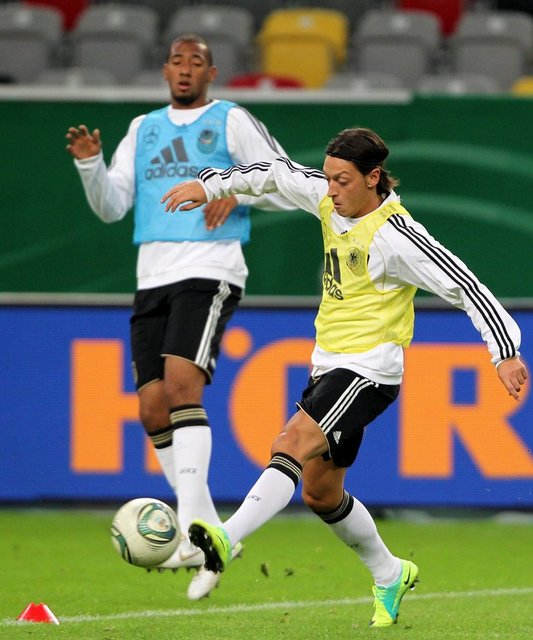 burakinan Burak İnan - Play Off maçlarında bu futbolla oynamaya devam edersek bizi Mesut Özil bile kurtaramaz. -