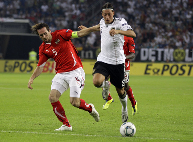 alpergkhan Alper Gökhan - Mesut Özil de resmen ben Türk çocuğuyum diyip oynuyor herhalde:)) -  -  -  -