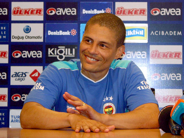 "İngilizce'de 'captain' Fransızca'da 'capitaine' Almanca'da 'kapitän'Portekizce'de 'capitão' Türkçe de ALEX DE SOUZA!"