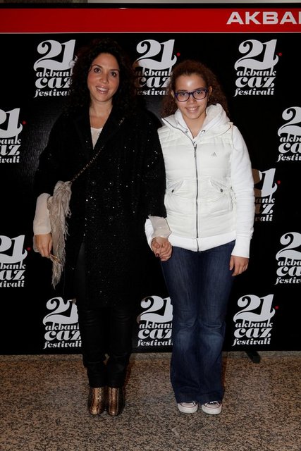 ASLI EKŞİOĞLU VE KIZI 