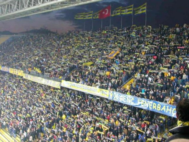 9-"Alpay formayı sahaya bıraktı" BJK 1-3 FB 2000 - Fenerbahçe kazandı Beşiktaş kaybetti Galatasaray şampiyon oldu. - 2000 yılının son derbisinde Fenerbahçe Beşiktaş'ı 3-1 yenince Galatasaray maça çıkmadan şampiyonluğunu ilan ediyor. Maçın en unutulmaz olayı ise sansasyonel bir şekilde Fenerbahçe'ye transfer olan Alpay'ın kendisine yapılan küfürlü tezarühata karşılık olarak sarı-lacivert formayı İnönü'nün ortasına bırakması oluyor. -