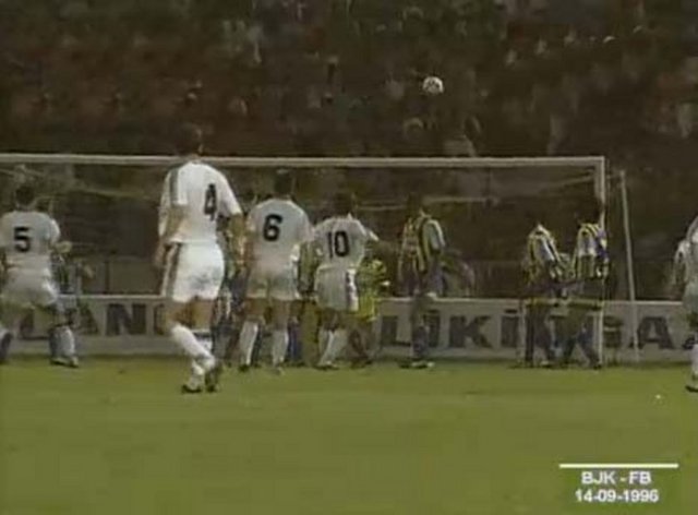 7-"Sergen'den 90'ıncı dakikada tam 90'a" 1996-97 FB-BJK 0-1 - Uzun yıllar hafızalardan silinmeyen, dillerden düşmeyen tezahüratlara konu olan bir maç. 1 hafta önce Ali Sami Yen'de Galatasaray'ı 4-0 yenen Fenerbahçe kendi seyircisi önünde Beşiktaş karşısında mutlak favori. Ancak maç boyu iyi direnen siyah-beyazlılar rakibine gol şansı tanımıyor.Herkes mücadele 0-0 bitecek derken Beşiktaş'ın kazandığı frikikte Sergen Yalçın öyle bir dakikada öyle bir vuruş yapıyor ki günümüzde bile hala futbol muhabbetinin yapıldığı her ortamda konu olmayı başarıyordu.