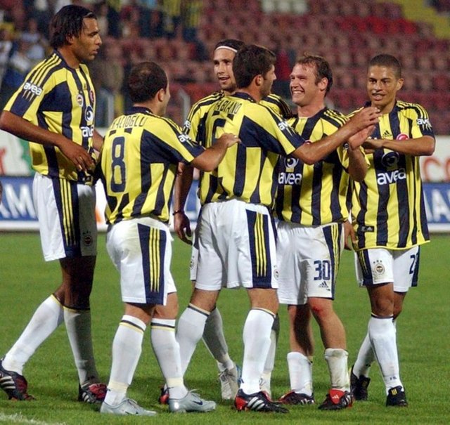 20-"Fener şampiyonluğa, Beşiktaş kongreye" BJK 1-3 FB - (25 Nisan 2004) - 2003-2004 sezonunda ligin ilk yarısını 11 puan önde kapatan Beşiktaş Ocak ayından sonra önlemez bir düşüş yaşayıp liderliği Fenerbahçe'ye kaptırıyor. İnönü'deki final niteliğindeki buluşmada Sarı-Kanaryalar rakibine son darbeyi indirip maçı 3-1 kazanınca Beşiktaş Başkanı Serdar Bilgili ertesi gün kongre kararı alıyor. -