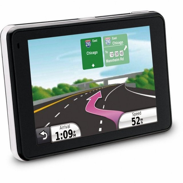 3 - GARMIN NUVI 3760: Navigasyonda 22 yıllık geçmişi olan ABD'li Garmin'in Nuvi 3760'ı, 4.3 inç büyüklüğünde ve 800 x 480 piksel çözünürlüğünde dokunmatik ekrana sahip.