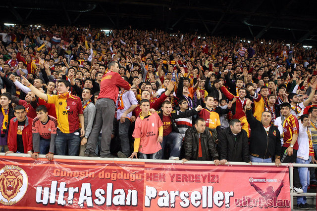 GozenKocer Gozen Kocer  - Butun Besiktaslilar yarin hem kendi atkimizi takalim hem Fb atkisi alalim hem Van'a destek olalim hem de #rakibimedokunma diyelim