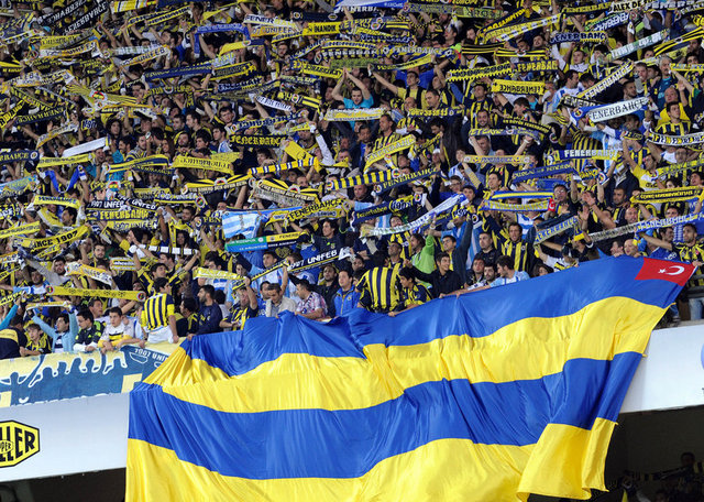 BatuhanSorkan Batuhan Sorkan  - Hem play-off sistemini getir.Hem derbilerde taraftarı yasakla nasıl bir kafadır bu ? #deplasmanimadokunma #rakibimedokunma