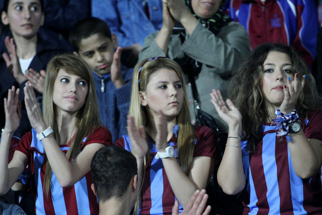 GizemE_ Gizem Erdoğan  - Gün birlik beraberlik günüdür! Beşiktaş - Fenerbahçe yarın omuz omuza olmalı! Tek yürek olmalı! #rakibimedokunma #deplasmanimadokunma