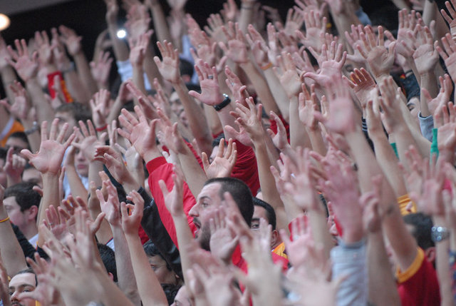 bercanaktas bercan aktas  - Carsi samimiyse butun bu karsitliklarinda, bizim icin maca girmez. Biletim elimde! Sevdama dokunma! #deplasmanimadokunma #rakibimedokunma