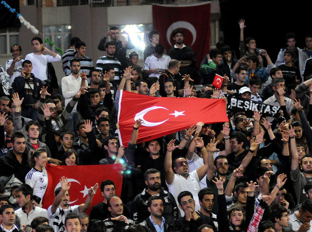 gokceninadasi GOKCEOZTURK  - bizi toz zerrecikleri gibi bölmeye çalışanlara inat beşiktaş fenerbahçe diye bölünmeyeceğiz #deplasmanimadokunma #rakibimedokunma