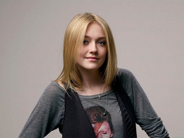 Dakota Fanning (17)