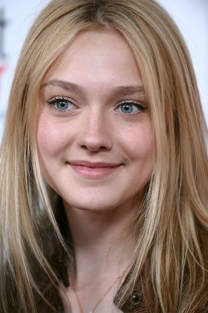 Dakota Fanning (17)