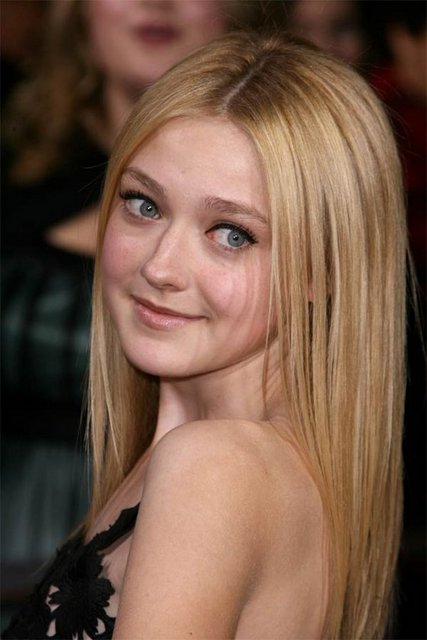 Dakota Fanning (17)